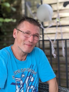 <span>Jörg, 51</span> <span style='width: 25px; height: 16px; float: right; background-image: url(/bitmaps/flags_small/DE.PNG)'> </span><br><span>Lübeck Sank, Germania</span> <input type='button' class='joinbtn' style='float: right' value='JOIN NOW' />