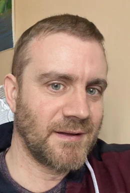 <span>Tony, 49</span>&nbsp;<span style='width: 25px; height: 16px; float: right; background-image: url(/bitmaps/flags_small/UK.PNG)'>&nbsp;</span><br><span>Manchester, Reino Unido</span>&nbsp;<input type='button' class='joinbtn' style='float: right' value='JOIN NOW' />